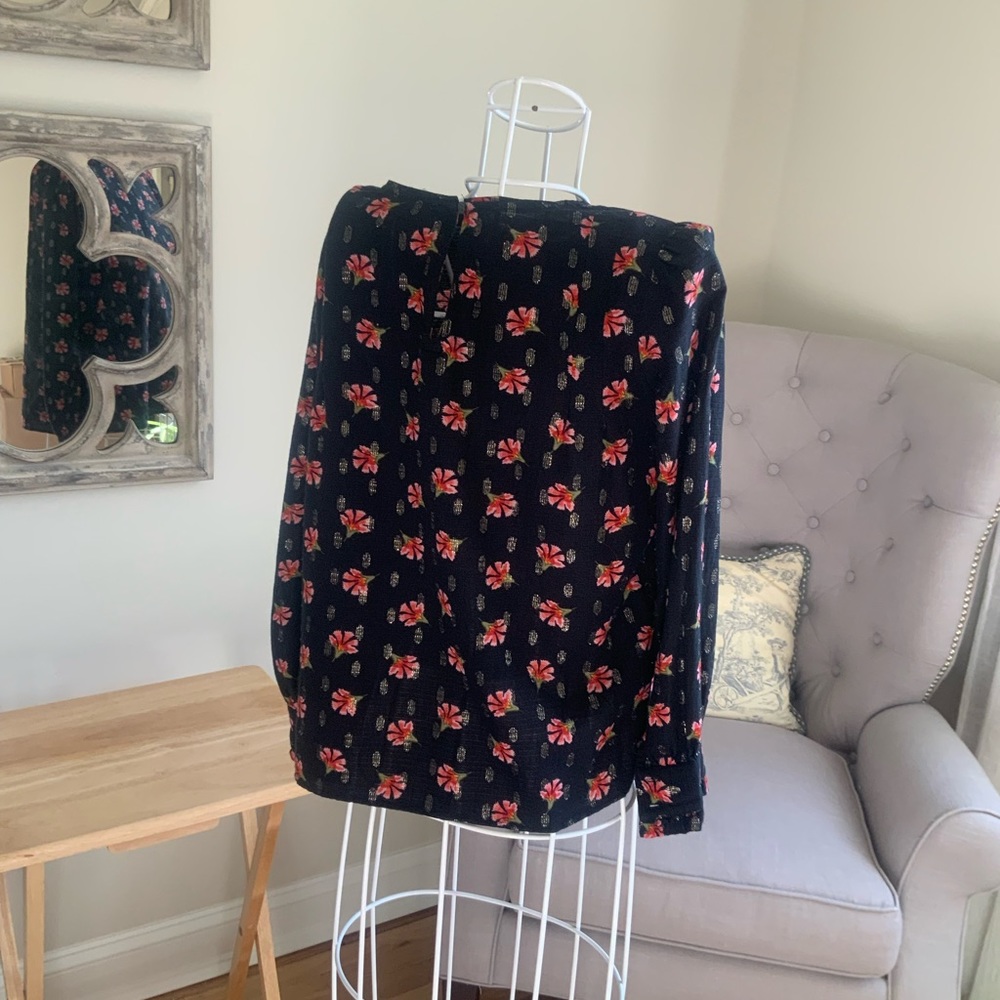Top. Loft. Size Small. - Picture 2 of 4